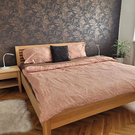 Novy Apartman Eva Йичин Экстерьер фото